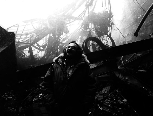 5. Elstree Stüdyosundan geriye kalanlarla gülerken Kubrick, Cinnet filminde kullanılan sonradan yangın yüzünden yok olan set.