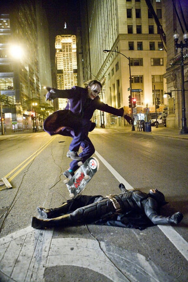 18. Heath Ledger, Christian Bale'in üstünden kaykayla şov yaparken.