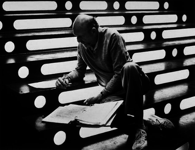 23. Irvin Kershner'in dondurucu merdivenlerde senaryoyu danıştığı anlardan biri.