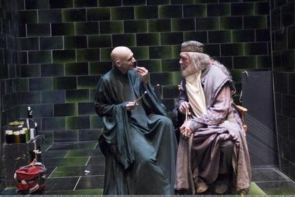 29. Kameralar çekimi bıraktığında düşmanlar kanki olur. Dumbledore ve Voldemort gülerken.