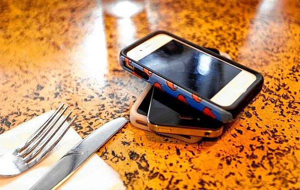 17. Yemekleri servis ediyorken telefonunuzu kaldırmaya uğraşmayın.