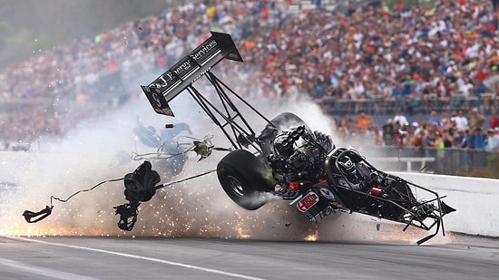 450 Km Hızla Duvara Çarptı Ancak Yara Almadan Kurtuldu