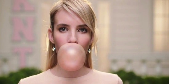 Emma Roberts'ten Sakız Patlatmalı Tuhaf Dizi Fragmanı