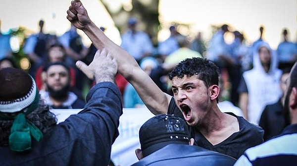 Törenin ardından makam aracına doğru ilerlerken korumaların arasından bir vatandaş kameralar önünde sana bağırmaya başladı...