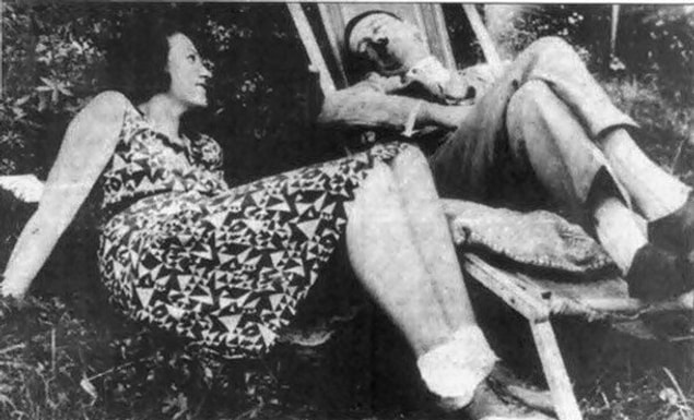 2-Hitler, üvey yeğeni ile tartışmalara yol açan bir ilişki yaşamıştır.