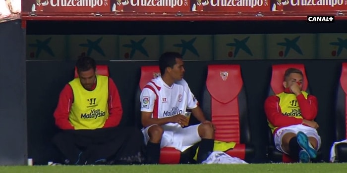 Yedek Kulübesinde Bardağa İşeyen Futbolcu