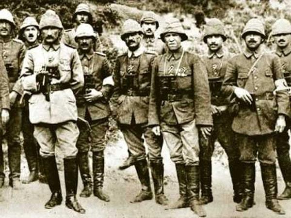 3. Diğeri ise belki de Çanakkale Savaşı'ndaki atmosferi en iyi yansıtan eserlerden, 'Çanakkale Türküsü'...