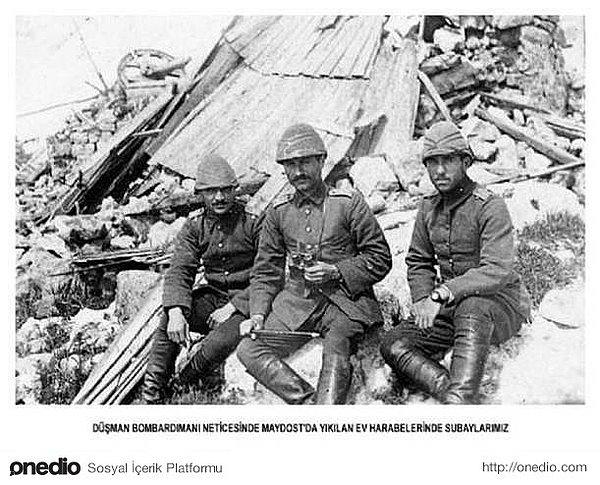 29. Düşman bombardımanı neticesinde Maydos´ta yıkılan ev harabelerinde subaylarımız