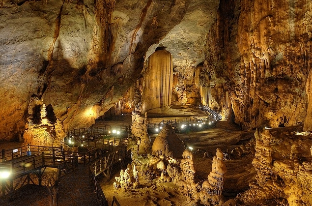 Mağaraya ulaşmak için Ho Chi Minh City otobanının bir noktasında araçtan inip ormanın içinde 10 kilometre yürünmesi gerekiyor.