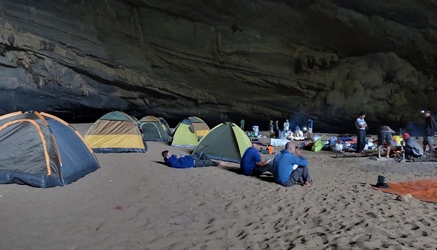 3000 dolar tutarındaki bu turlarda mağara içinde kamp kurmak, ortamı teneffüs etmek mümkün.