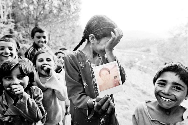 Hayatlarında Hiç Fotoğraf Görmemiş 15 Afgan'ın Kendi Fotoğraflarıyla İlk Kez Buluştuğu An