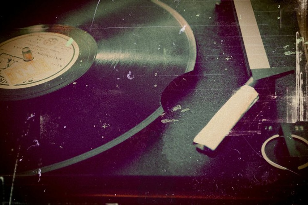 Dinlediğinizde O Yıllara Işınlanmak İsteyeceğiniz Birbirinden Hoş 20 Türkçe Retro Şarkı