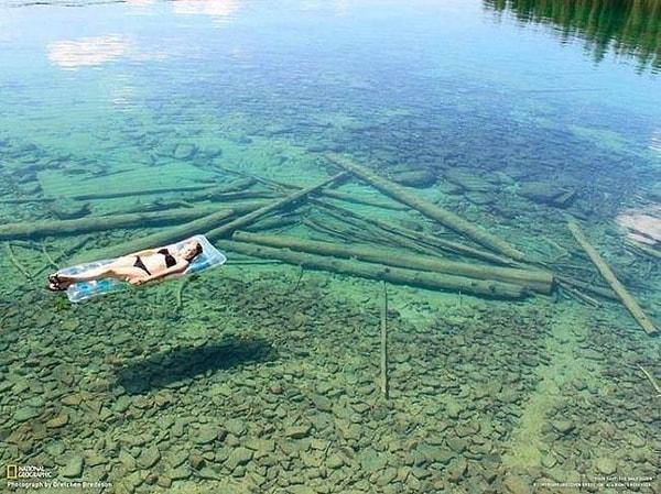 35. Flathead Gölü'ndeki su o kadar berrak ki, size su yokmuş gibi geliyor. 112 metre derinliğe sahip olduğuna inanabiliyor musunuz?