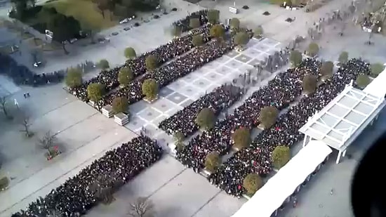 Tokyo'da İnsanlar Nasıl Sıraya Girer?