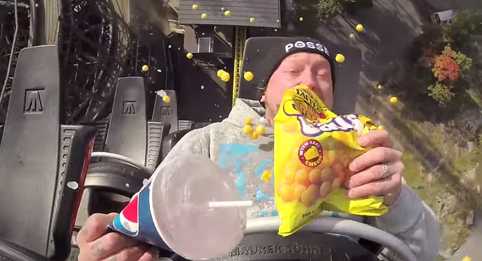 Roller Coaster'a Binerken Bir Şeyler Yiyip İçmenin Dayanılmaz Hafifliği
