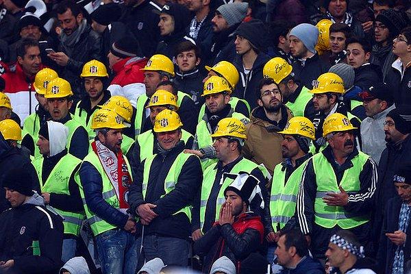 Vodafone Arena çalışanları, Beşiktaş'a destek vermek için Olimpiyat Stadı'nda.