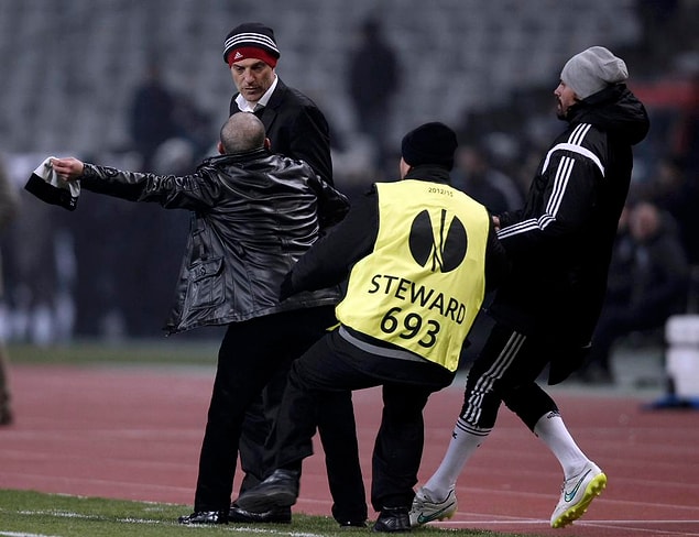 Sahaya giren bir taraftar, Slaven Bilic'e tepki gösterdi