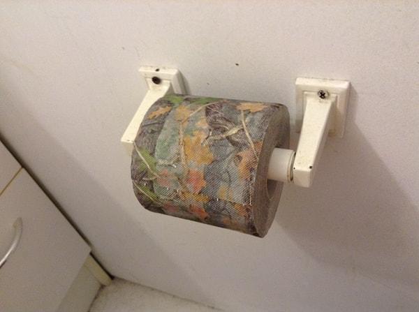 2. ''Eskiden tuvalet kağıdı mı vardı, biz yaprakla siliyorduk.'' diye bağıran bu dizayn.