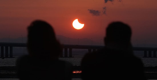 Uzmanlar Uyardı: Güneş Tutulurken Selfie Çekmeyin