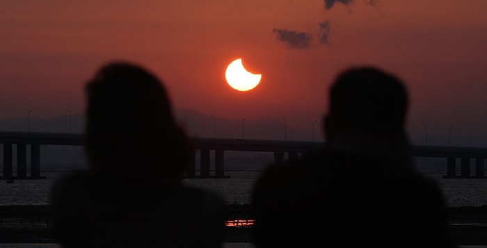 Uzmanlar Uyardı: Güneş Tutulurken Selfie Çekmeyin