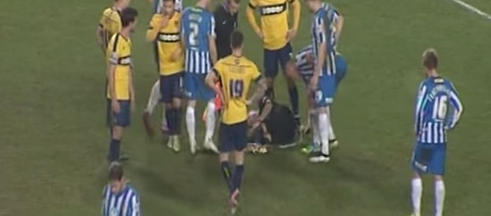 Sakatlanan Hakemin Spreyini Alıp Etrafını Çizen Futbolcu