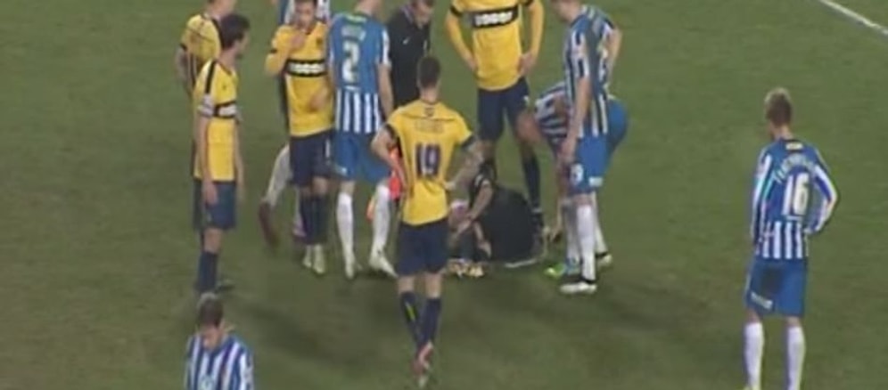 Sakatlanan Hakemin Spreyini Alıp Etrafını Çizen Futbolcu