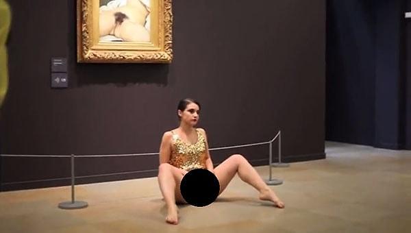 7. Kendini müze destekçilerine teşhir ederek ünlü bir tablo yapan kadın