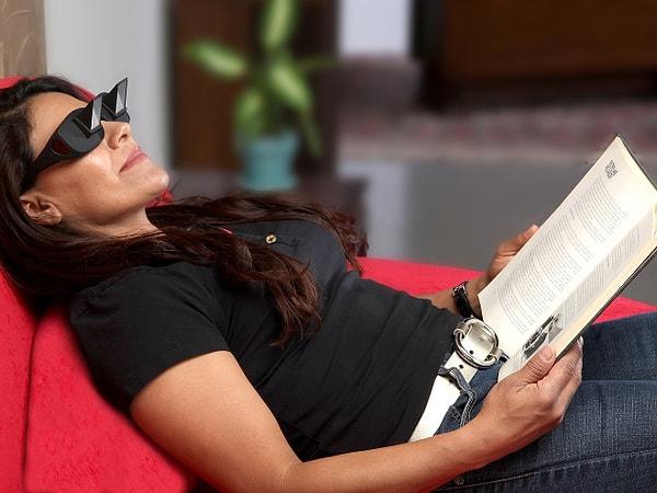 2. Yatarken kafanızı kaldırmak zor ve yorucu mu? Kaldırmayın: Prizmalı okuma gözlüğü