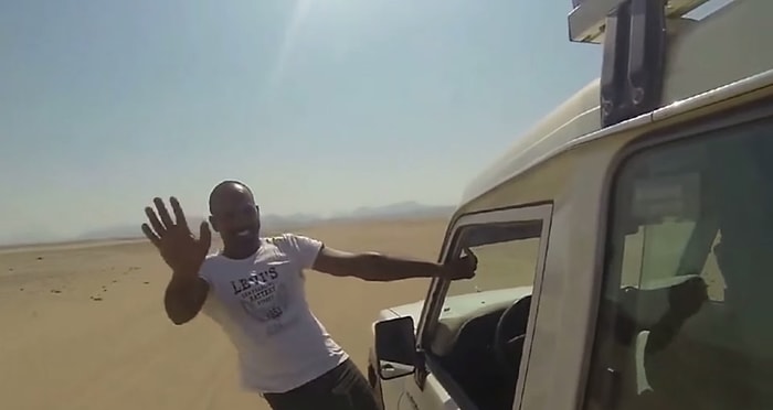 Aracın Tavanından Ayağı ile Araç Kullanan Çılgın Adam