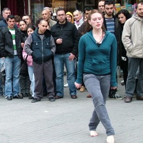 17. Halk arasındayken herkesin size baktığını düşünüp kendinizi bir acayip hissetmek.