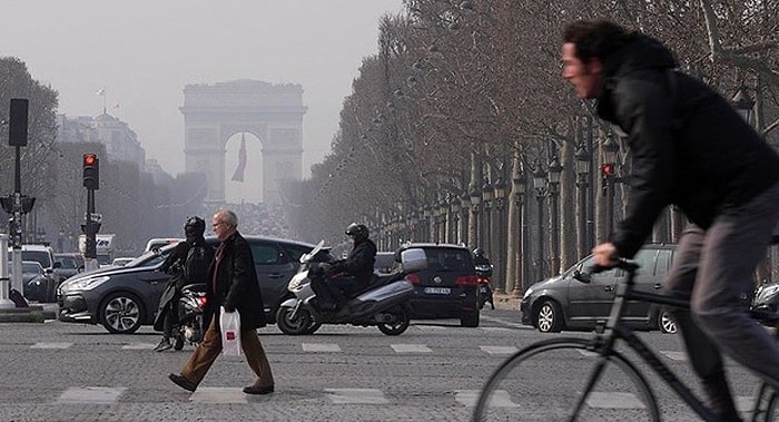 Paris'te Hava Kirliliği Nedeniyle Araçlara Sınırlama Getirildi