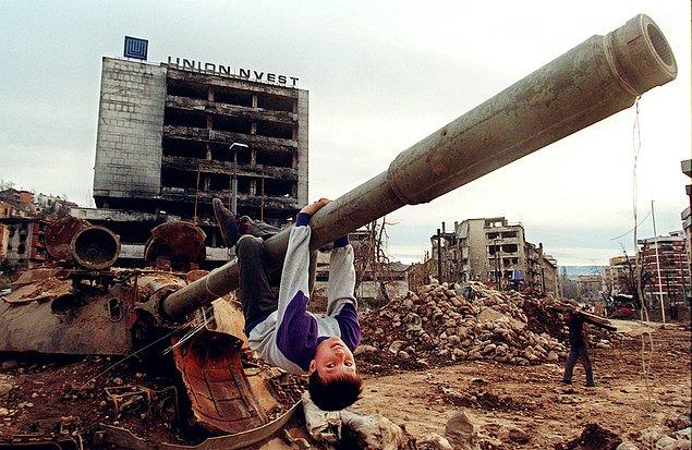 1. Saraybosna Grbavica bölgesinde tankla oynayan küçük çocuk, 22 Nisan 1996.