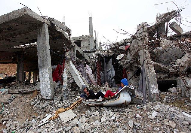 3. Gazze'nin Şucaiyye bölgesinde İsrail hava saldırısından geriye kalan yıkılmış bir evde oyun oynayan Filistinli çocuklar 6 Ocak 2015.
