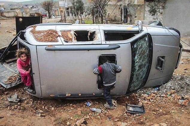 5. Kobane'de tahribe uğramış bir arabada oyun oynayan çocuklar.  15 Şubat 2015