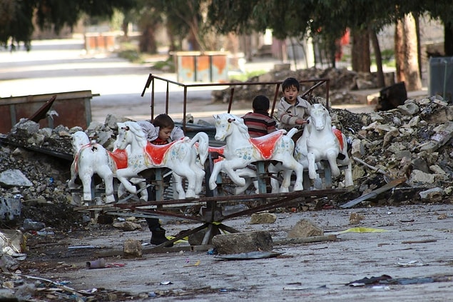 7. Suriyenin Halep şehrinde tahribe uğramış atlıkarıncada oyun oynayan çocuklar, 8 Ocak 2015.