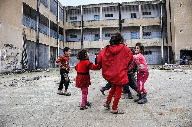 9. Kobane'de kırık dökük bir evin etrafında oyun oynayan kız çocukları, 18 Şubat 2015.
