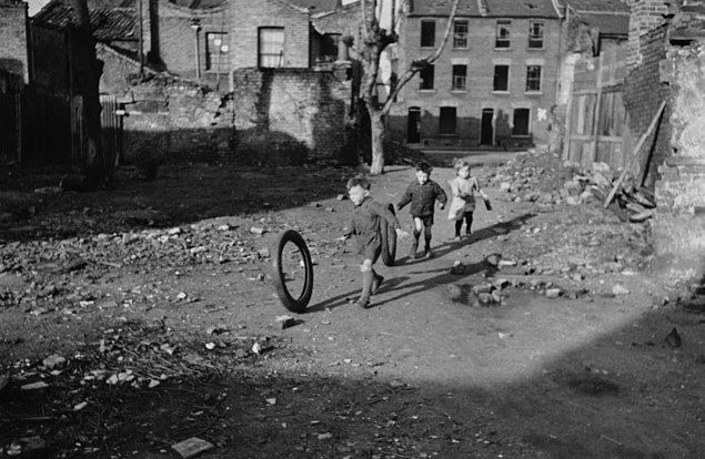 12. Londra'nın en doğusunda, Stepney'de bombadan zarar görmüş alanda oynayan çocuklar, 9 Mart 1946.