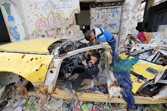 15. İsrail'le Hamas'ın arasında süren 50 günlük çatışmanın ardından geriye kalan kırık dökük binaların birinde oynayan çocuklar, 27 Ocak 2015.