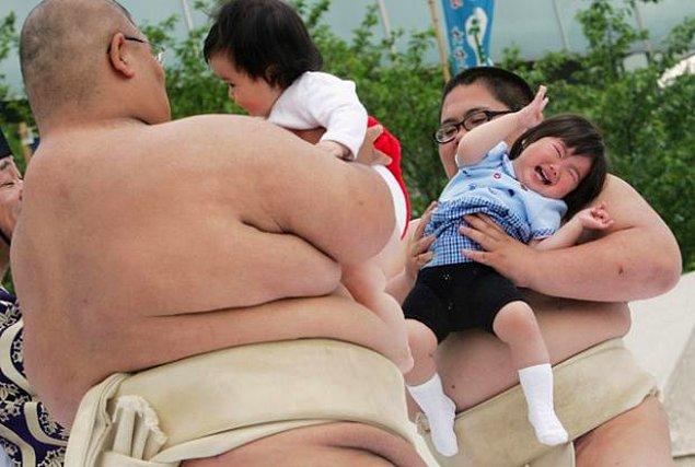 1. Japonya'da bir sumo güreşçisinin bebeğinizi ağlatmasının iyi şans getirdiğine inanılır.