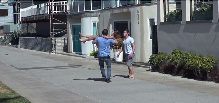 Erkek Arkadaşlarının Yanında Kızları Kucaklayıp Kaçırmaya Çalışan Adam | Şaka İçerir