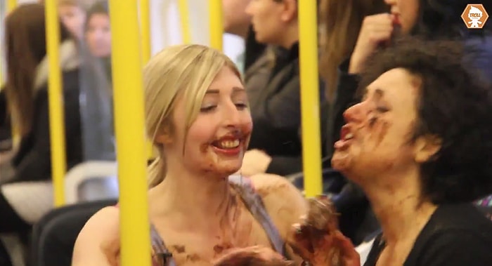 Birbirlerinin Suratlarına Nutella Sürerek İnsanları Trolleyen Kızlar