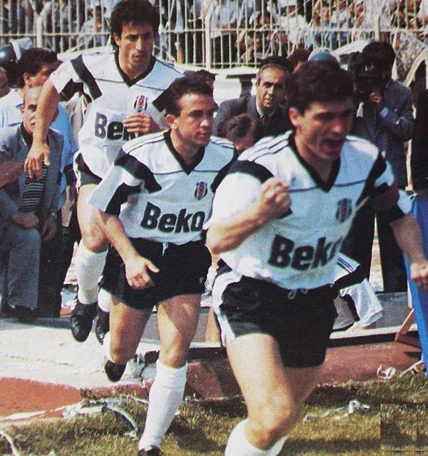 2. İnönü Stadı Mayıs 1990 | Beşiktaş sahaya çıkıyor. (Recep Çetin, Şifo Mehmet, Rıza Çalımbay / BJK-FB / Rıza'ya dikkat)