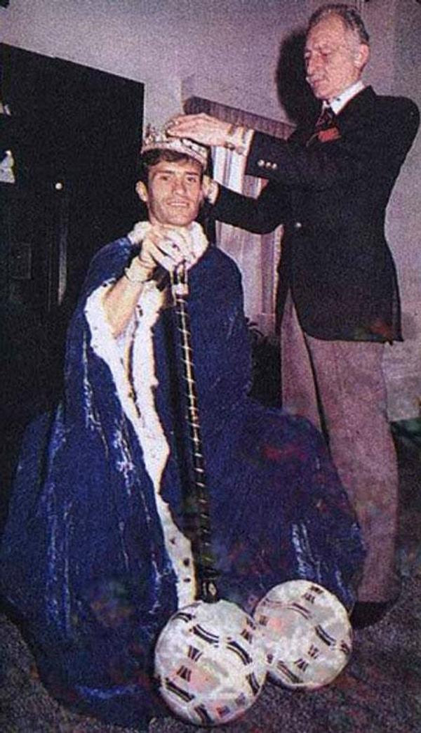 36. Süleyman Seba, gol kralı olan Feyyaz Uçar'a tacını takıyor. - Mayıs 1990