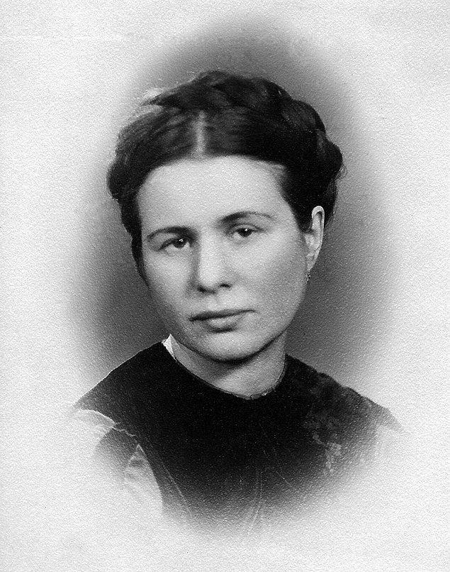 1. Tam adı İrena Krzyżanowska, 15 Şubat 1910 yılında Otwock, Polonya'da doğdu.