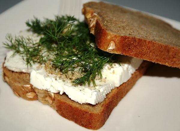 4. Mutlaka kahvaltı yapın. Yağlı/salçalı şeylerden uzak durun. Sizin durumunuz için en ideali peynir ekmek olacaktır.