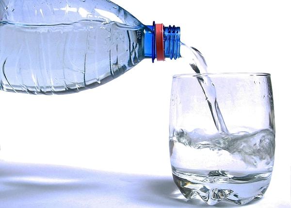 2. Bol bol su için. Vücunuzdaki alkolü dışa atmanıza ve dün gece kaybettiğiniz sıvıyı geri kazanmanıza yardımcı olacaktır.
