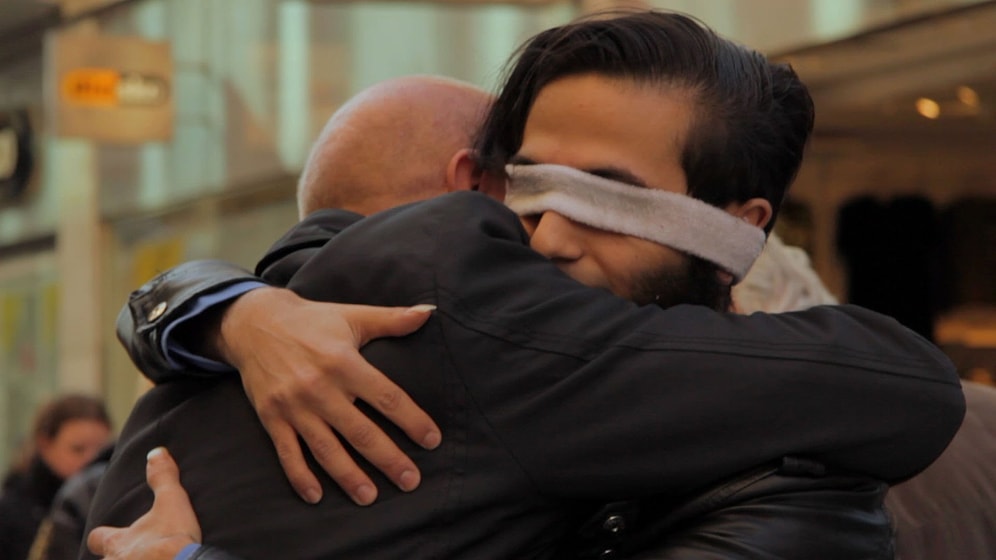 Gözü Bağlı Müslüman Adamın İnsanlardan Samimi Bir Sarılma İstemesi | Sosyal Deney İçerir