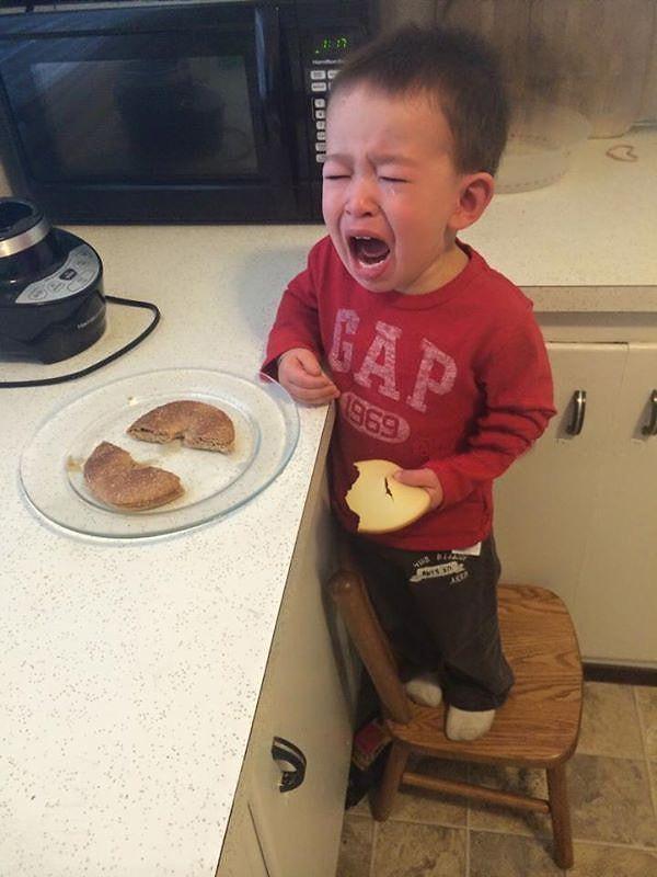 1. Annesi çöreğini kestiği için ağlıyor çünkü çöreğin öldüğünü sanmış.