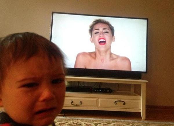 12. Televizyona Miley Cyrus çıkmış.