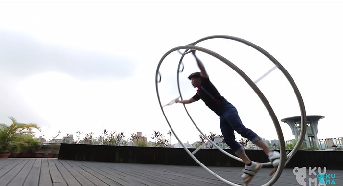 Hamster Tekerleği ile Sokakta Çılgınca Eğlenen Adam